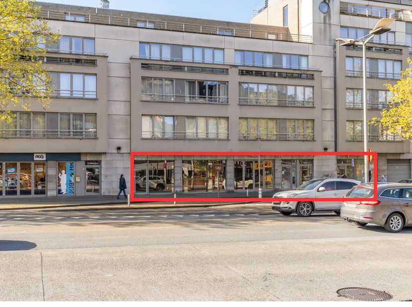 Droomt u ervan uw onderneming uit te bouwen op een commerciële topligging? Dan is dit ruime handelspand aan de Europalaan 88 in Genk precies wat u zoe