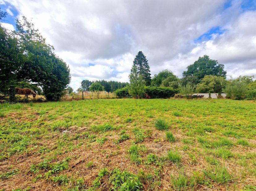 Gelegen in een groene en rustige omgeving, geniet dit prachtige perceel van 1450 m² van een ideale ligging, op slechts 10 minuten van de E42 en het ce
