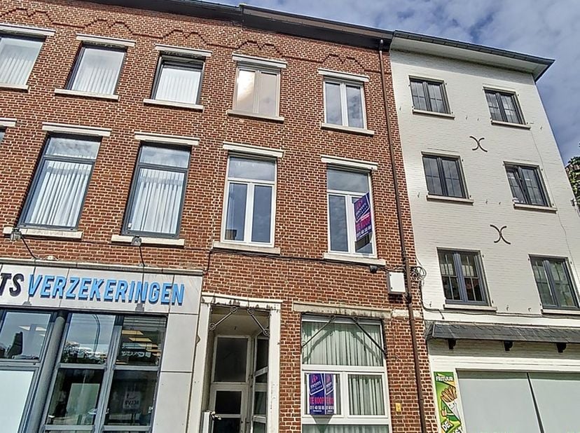 In de Clockemstraat, op een toplocatie in Sint-Truiden, bieden we deze veelzijdige eengezinswoning te koop aan. Met een totale bewoonbare oppervlakte