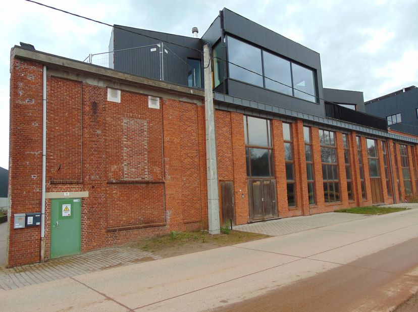 Opslagruimte van 650 m² met veel daglicht en hoge toegangspoort!&lt;br /&gt;
Ruime opslagruimte van 650 m², gelegen aan het kanaal Dessel-Schoten. Dankzij d