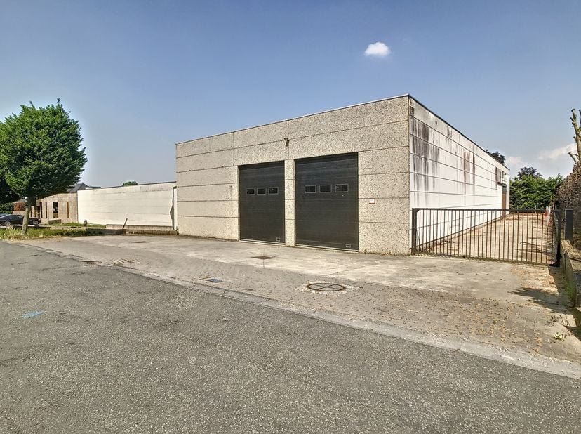 Loods van ca. 675 m² met tussenverdiep van ca. 335 m² gelegen in industriezone te Moorslede-Dadizele.&lt;br /&gt;
Specificaties:&lt;br /&gt;
- gepolierde betonvlo