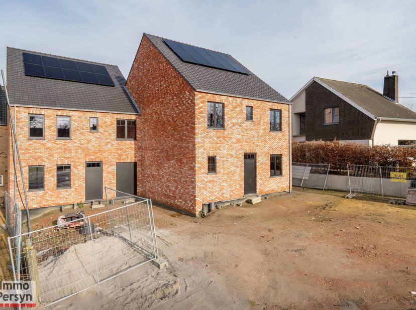 Deze moderne halfopen nieuwbouwwoning in pastorijstijl wordt momenteel gebouwd en biedt een hoogwaardige afwerking met een energiezuinige EPC A-score.