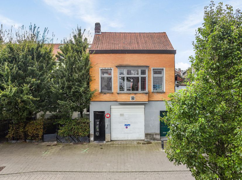 Dit uitstekend gelegen magazijn met woning te koop bevindt zich in de Voetweg, op een steenworp afstand van het Sint-Pietersplein. Een gegeerde locati