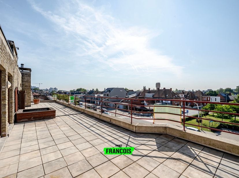Op een steenworp van het centrum van Roeselare bevindt zich dit unieke appartement.&lt;br /&gt;
Oorspronkelijk waren dit twee aparte appartementen die samen