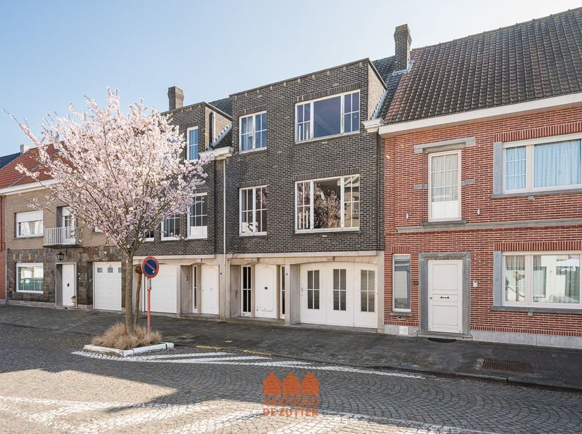 Deze ruime bel-etagewoning met bewoonbare oppervlakte van 209 m2 is ideaal gelegen op wandelafstand van de markt, scholen en openbaar vervoer. &lt;br /&gt;