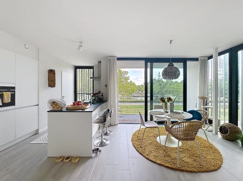 Appartement neuf et lumineux à louer au premier étage de la Résidence Greenkaai avec terrasse ensoleillée et deux chambres. Vous pourrez profiter d&#039;un
