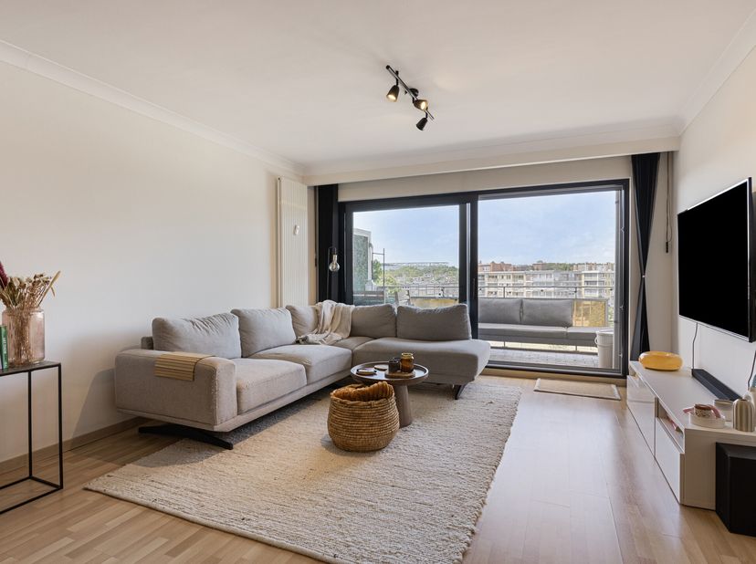 Cet appartement de 110 m² bien entretenu et prêt à emménager avec beaucoup d&#039;espace, de lumière et de confort est situé au quatrième étage. L&#039;appartem