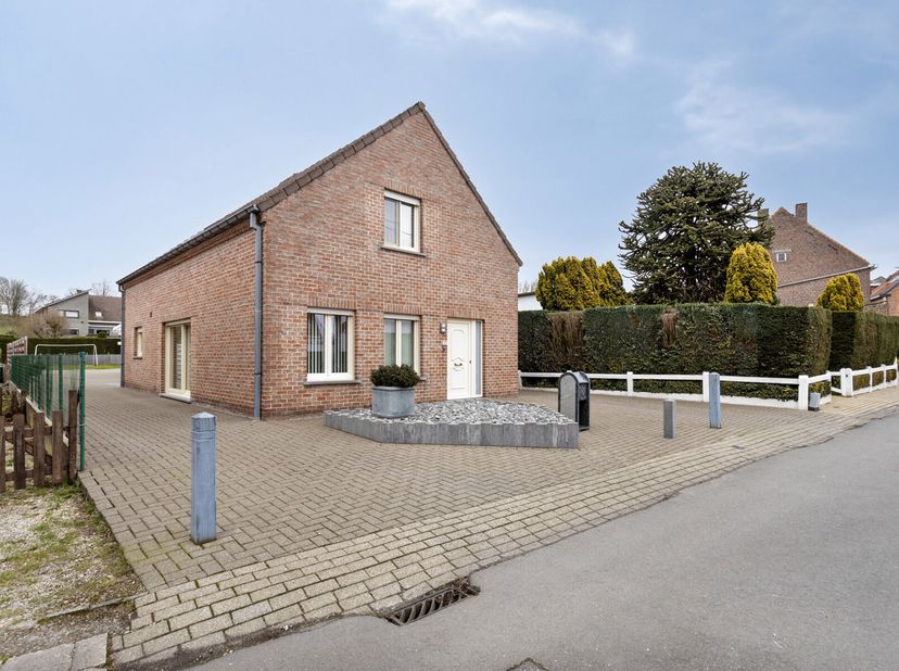 *** KIJKDAG 15/03 tussen 10u - 14u *** Op afspraak *** Instapklare open bebouwing gelegen in een rustig en doodlopend straatje met zeer vlotte bereikb