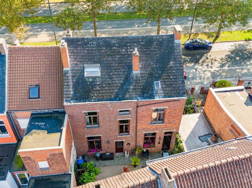 Maison de Maitre située sur le plus beau boulevard de Mons! pleine de charme, volumes importants, voilà ce qui vous attends quand vous viendrez visite