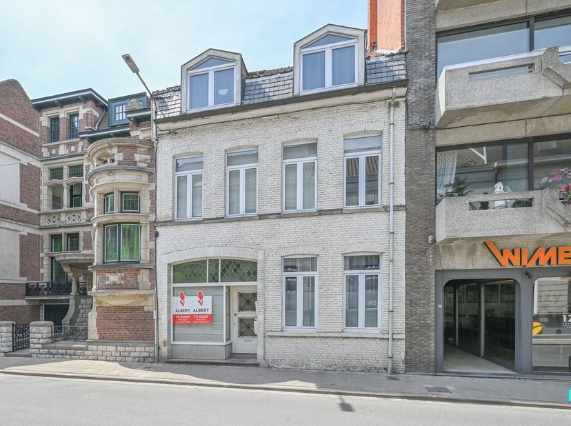 In het centrum van Izegem vinden we dit appartementsgebouw bestaande uit drie entiteiten. Alle drie de entiteiten zijn op heden verhuurd en beschikken