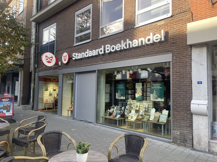 Deze eigendom gelegen in het centrum van Lanaken bestaat uit een bloeiende handelszaak en een bovenliggend appartement met aparte ingang. Het appartem