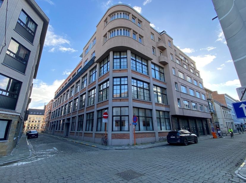 Te huur te GENT : centraal gelegen appartement in uitstekende staat, bewoonb. opp. van 130 m2., met&lt;br /&gt;
drie slaapkamers is er voldoende ruimte voor