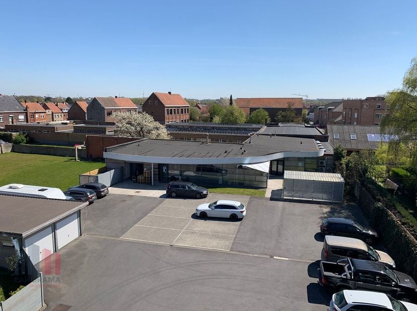 Fenomenaal gelegen multifunctionele ruimte van +/- 450 m² te huur aan de bedrijvige Meensesteenweg in Bissegem, op amper 100 meter van de R8 (ring ron