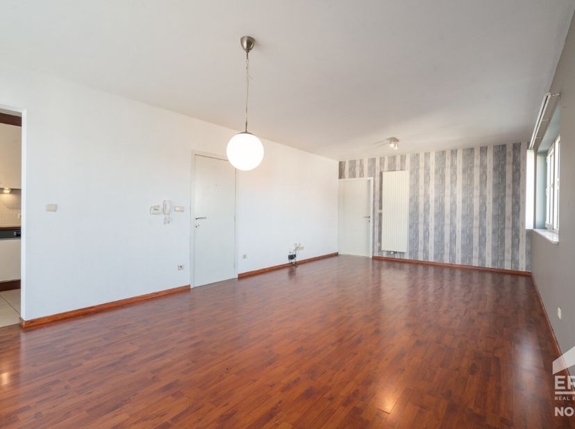 Goed onderhouden appartement met 2 slaapkamers en voldoende parking. Gelegen in Zepperen, deelgemeente van Sint-Truiden.Dit lichtrijk appartement is b