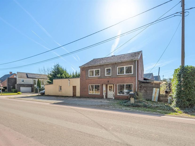 De woning is landelijk en rustig gelegen, omringd door het prachtige natuurgebied t Plat en bevindt zich nabij de verbindingsweg tussen Hechtel-Eksel