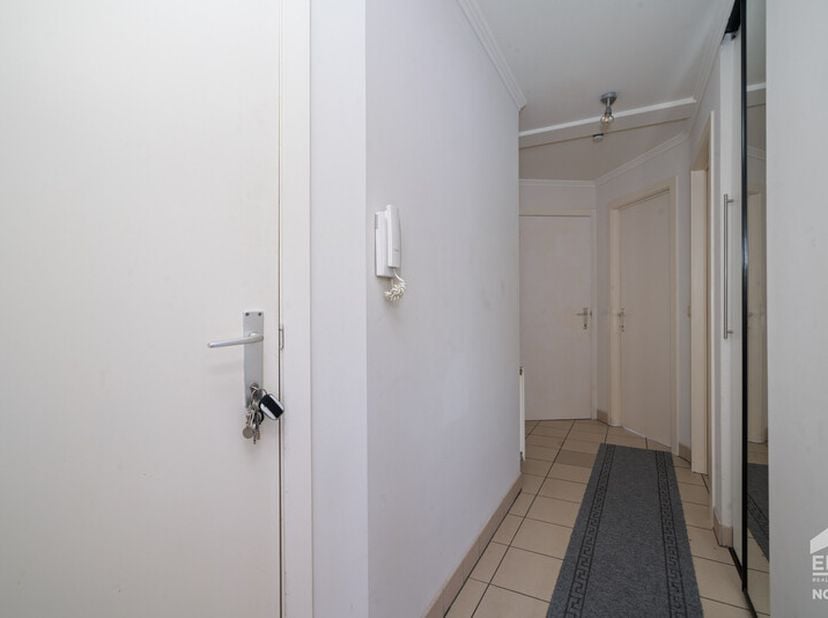 Instapklaar appartement met 2 slaapkamers, terras (20m²) en een autostaanplaats in het centrum van Kuringen (Hasselt).Voor meer informatie ga naar htt