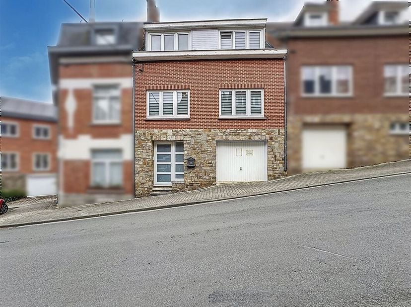 À quelques minutes de la Citadelle de Namur, cette maison de type bel-étage vous offre un cadre de vie pratique et agréable, à proximité immédiate des