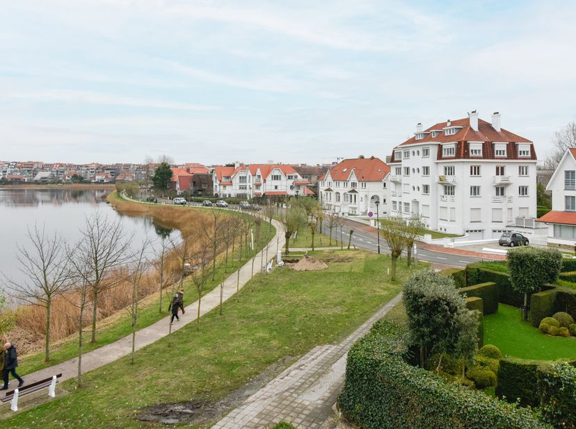 Gemeubeld dakappartement met prachtig uitzicht over het Zegemeer&lt;br /&gt;
Dit uitstekend gelegen 2-slaapkamerappartement bevindt zich in een kleinschalig