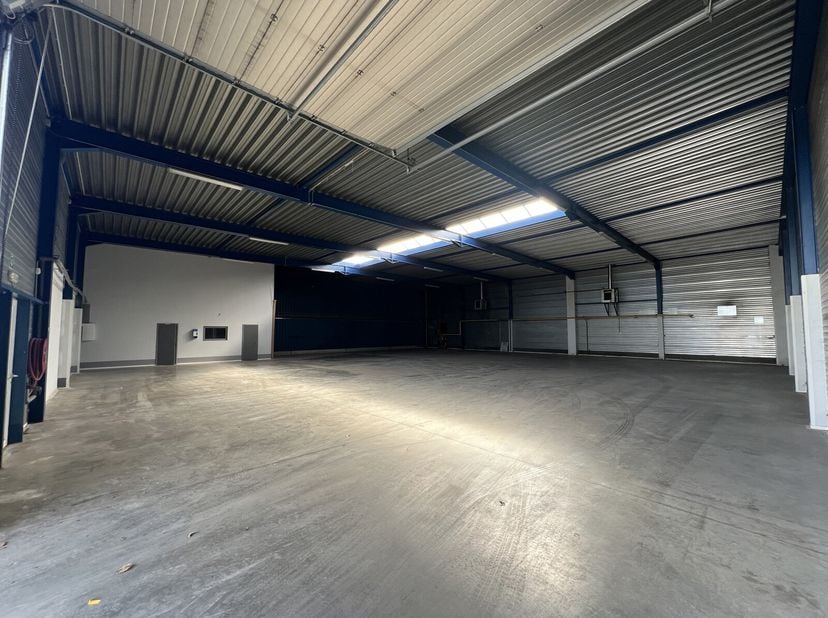 Grand parkingSortie et entrée directes E314 / zone industrielleChauffage dans l&#039;entrepôt et les bureauxHauteur libre sous poutres : 5,5 mPorte section