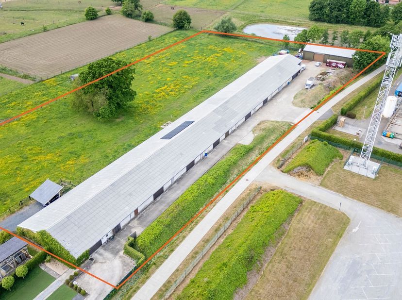 SCHAFFEN  Opbrengsteigendom voor opslag op ca.1ha35a&lt;br /&gt;
Betreft een eigendom bestaande uit 2 grote opslagruimtes met weiland, met een totaal opperv