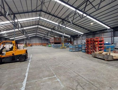                             Bedrijfsgebouw te huur in Stabroek
