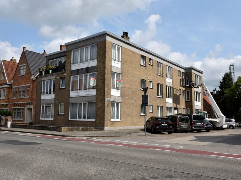 Dit instapklaar hoekappartement is gelegen op gunstige ligging te Assebroek. Kwalitatieve handelszaken en openbaar vervoer zijn op wandelafstand berei
