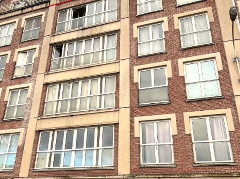 Heel gezellig en knusse studio in hartje Kortrijk met LEIEZICHT : leefruimte met keukenhoek, aparte slaaphoek, balkon met heel mooi zicht op de Leie (