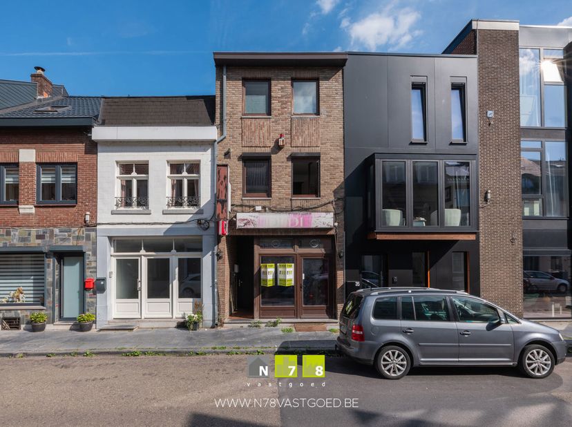OPBRENGSTPAND BESTAANDE UIT HANDELSPAND &amp; 2 VERHUURDE APPARTEMENTEN OP EEN PERCEEL VAN 1A20CA IN HET CENTRUM VAN MAASEIK.&lt;br /&gt;
ADRES&lt;br /&gt;
Eikerstraa