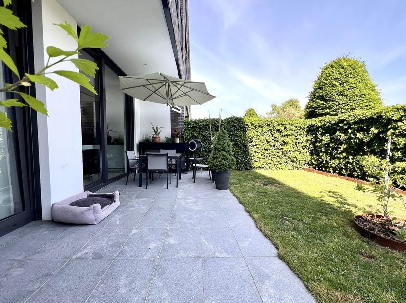 SITUATION IDÉALE au bord de la LYS : joli appartement avec TERRASSE et JARDIN. Appartement lumineux situé au rez-de-chaussée : hall d&#039;entrée avec armo
