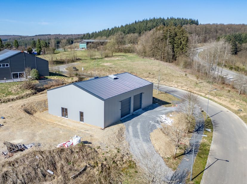 Easyhome Immobilier est ravi de vous présenter cet immeuble mixte idéalement situé dans le parc industriel de Tenneville, à mi-chemin entre Marche-en-