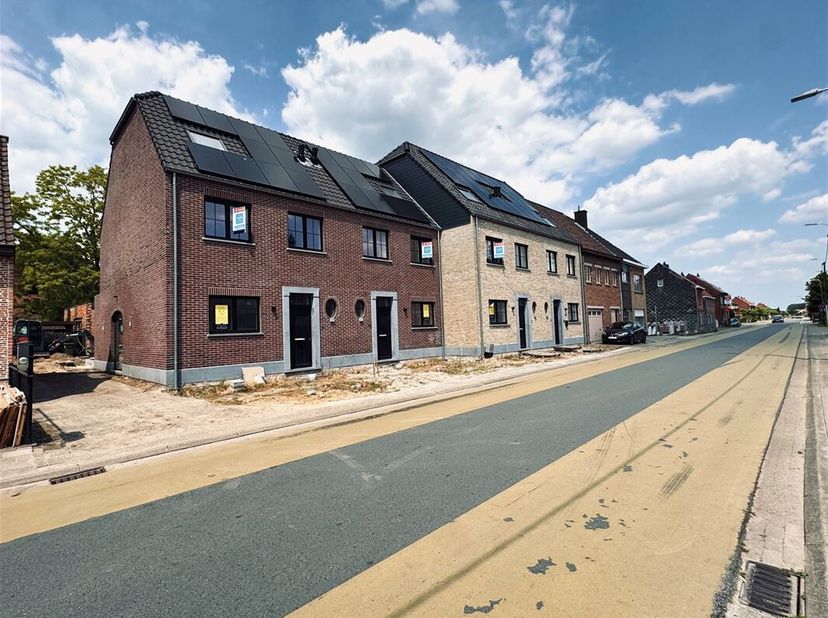 Deze halfopen nieuwbouwwoning is gelegen in het centrum van Sint-Pauwels, in het groen en met uitzicht op de Roomanmolen. U beschikt over een zonnig t