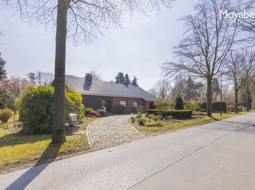 Bent u op zoek naar een woning met karakter en potentieel, gelegen in een rustige, groene omgeving? Deze charmante alleenstaande woning, op een ruim p