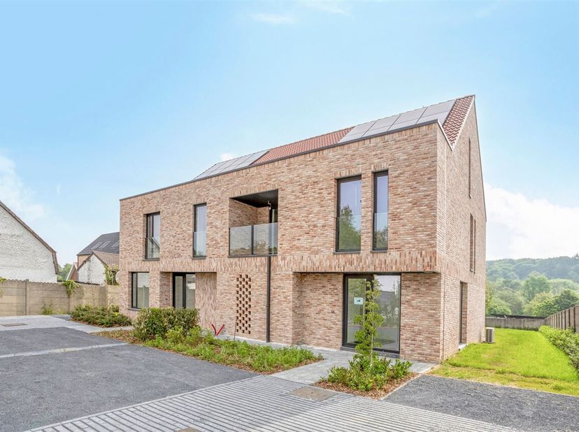 Cette maison nouvelle construction, moderne et intemporelle, située dans un quartier rustique de Loonbeek (Huldenberg), offre une opportunité unique à