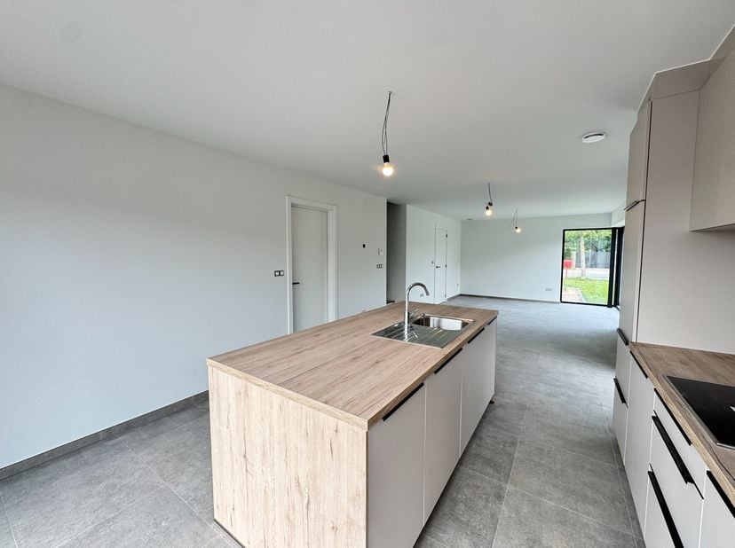 Deze prachtige nieuwbouwwoning van 124m² biedt alle comfort van vandaag in een stijlvolle en energiezuinige uitvoering. De ideale gezinswoning met een