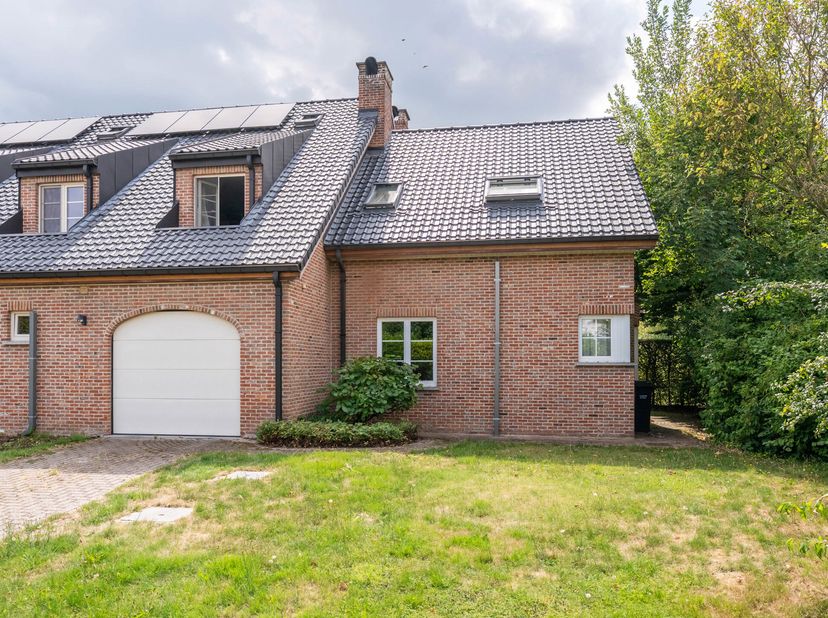 WEZEMBEEK-OPPEM: Mooie 3-gevelwoning met een bewoonbare oppervlakte van 100m² (130m² bebouwd) op een perceel van 1 are 50, ideaal gelegen in een rusti