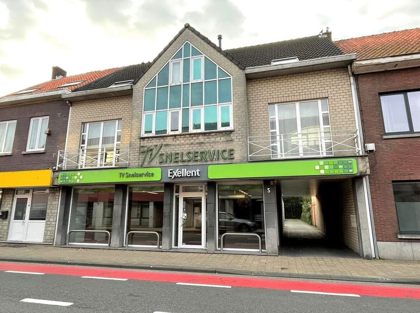 Ruim handelspand met veel mogelijkheden op een gunstige locatie!&lt;br /&gt;
Indeling: Winkelruimte, bureau, toilet, keuken, opslagruimte. &lt;br /&gt;
Beschrijvi