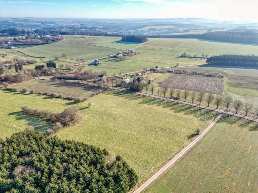 ERA BLUX heeft het genoegen u deze prachtige bouwgrond van meer dan 20 are aan te bieden, ideaal gelegen in de gemeente Houffalize, aan de rand van he