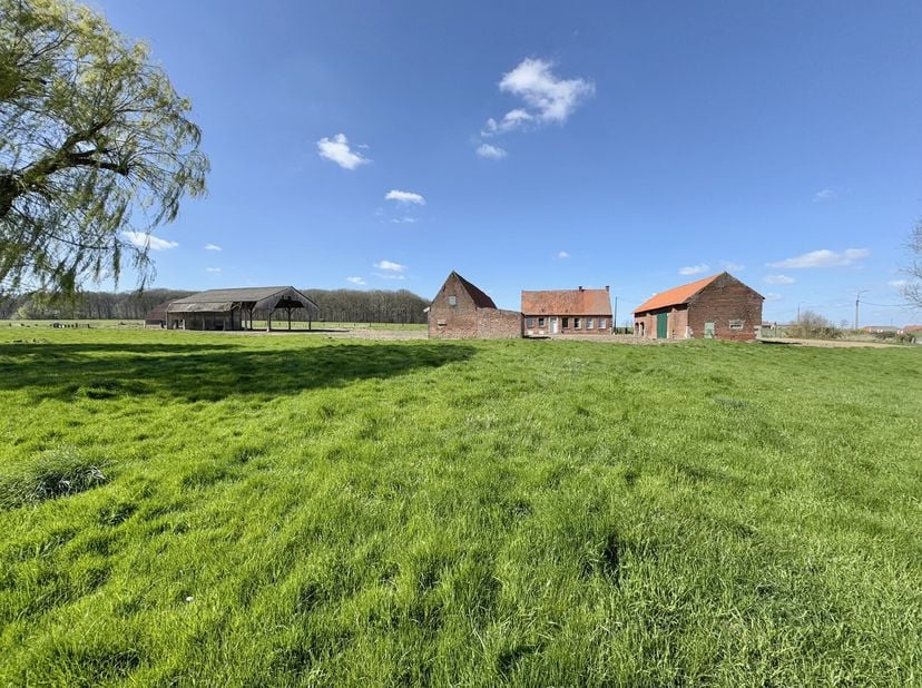 Deze prachtig gelegen hoeve bevindt zich op een perceel van 1 hectare in het rustige Heestert, een deelgemeente van Zwevegem en is slechts op 10min ve