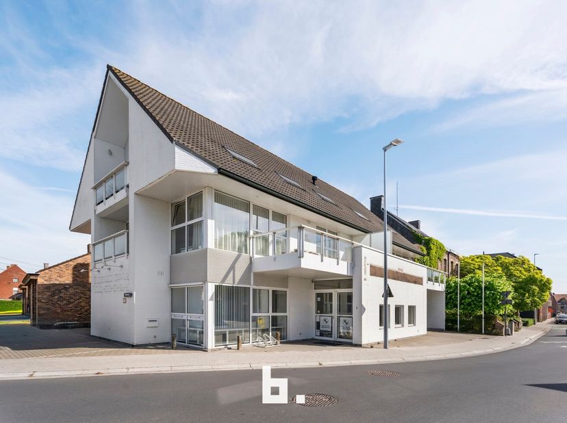 Ben je op zoek naar een ruime, onmiddellijk bruikbare kantoorruimte op een toplocatie? Dan is dit uitstekend gelegen handelspand in het hart van Roese