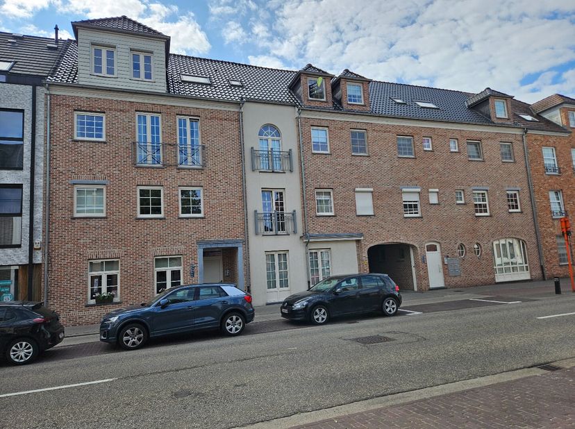 Dit dakappartement met terras en garagebox is gunstig gelegen in het centrum van Mol, op wandelafstand van scholen, winkels, openbaar vervoer ... en m