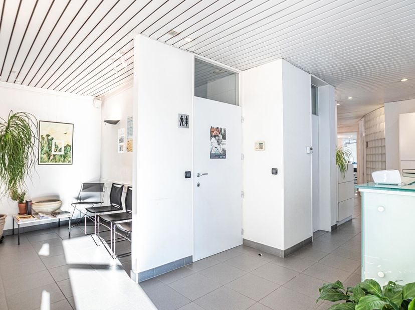 Vandaag nemen we jullie mee naar deze commerciële ruimte op een absolute toplocatie in het centrum van Bornem. De eigendom bevindt zich op wandelafsta