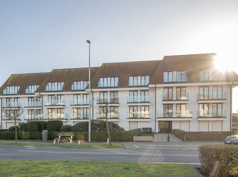 Cet appartement magnifique offre une combinaison idéale d&#039;espace, de lumière et d&#039;un emplacement exceptionnel, à seulement quelques pas de la Digue de