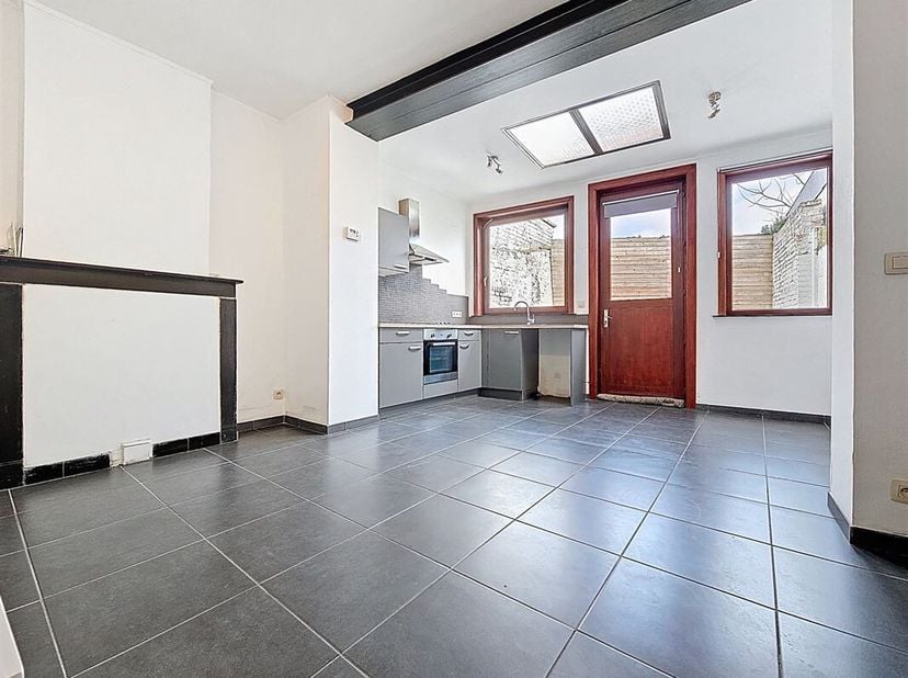 Prix: Offre à partir de 120.000 euros, frais d&#039;agence non inclus et à charge de l&#039;acquéreur.&lt;br /&gt;
Chouette maison habitable rapidement et comprenant: