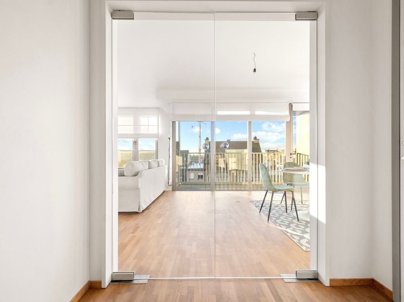 TOPGELEGEN APPARTEMENT met 2 slaapkamers en leuk ZONNETERRAS met mooi ZICHT op groen en op de Veemarkt. Gelegen pal in het CENTRUM van KORTRIJK in een