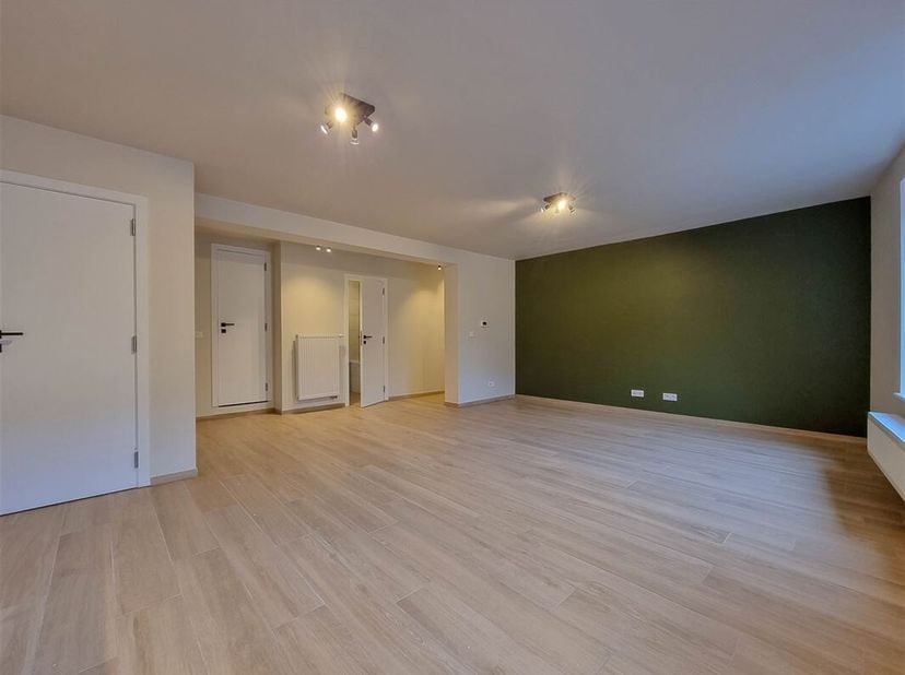 Superbe duplex entièrement rénové avec trois chambres d&#039;environ 100 m², situé au 2e étage dune résidence.&lt;br /&gt;
Composition:&lt;br /&gt;
Hall d&#039;entrée, séjo