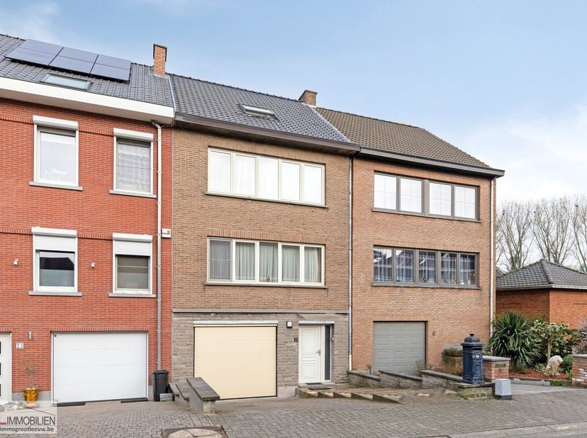 Immo Groot Leeuw stelt u deze ruime woning met 4 slaapkamers, gelegen in de populaire gezinsbuurt &#039;De Witte Roos&#039; voor.&lt;br /&gt;
&lt;br /&gt;
Deze instapklare