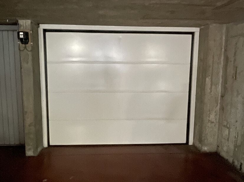 MOLENBEEK-SAINT-JEAN - REF : 6002978 - Nous vous proposons ce box fermé en sous-sol de 17,44m2 avec porte de garage électrique.  INFOS et VISITES avec