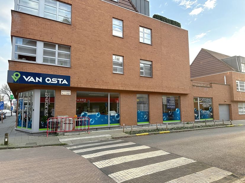 In de winkelstraat van Aartselaar tref je dit hoekpand met veel ramen / zichtbaarheid.&lt;br /&gt;
Het pand bestaat uit twee verdiepen nl. gelijkvloers en k
