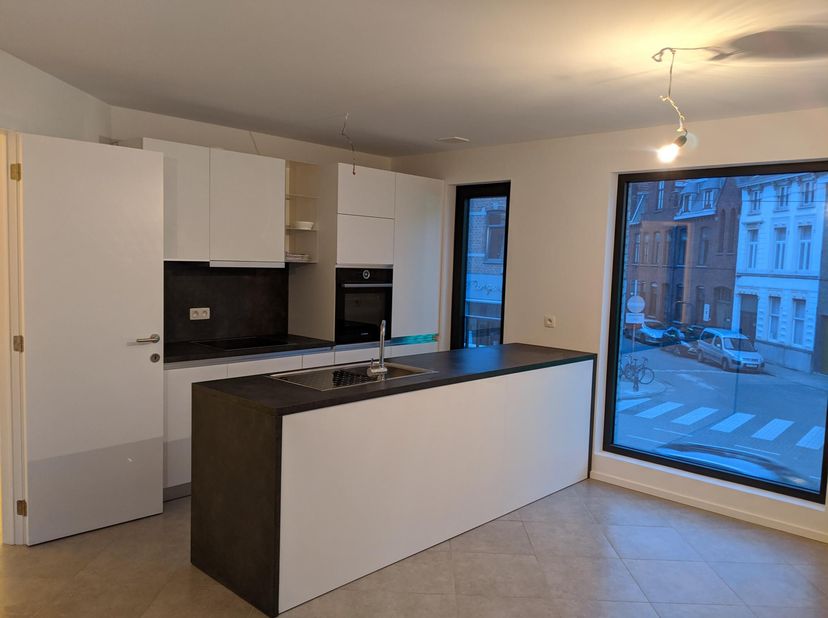 Mooi, instapklaar nieuwbouwappartement met 2 slaapkamers in Residentie Ryhove Park. Het appartement bestaat uit :&lt;br /&gt;
- inkomhal;&lt;br /&gt;
- apart toil