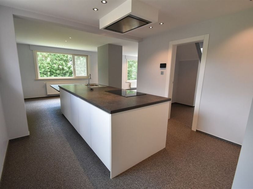 NIEUW BIJ ANIMO VASTGOED!&lt;br /&gt;
In het rustige Zonhoven vinden we deze ruime, gerenoveerde gezinswoning terug. Ze is gelegen op een perceel van 8a 02c